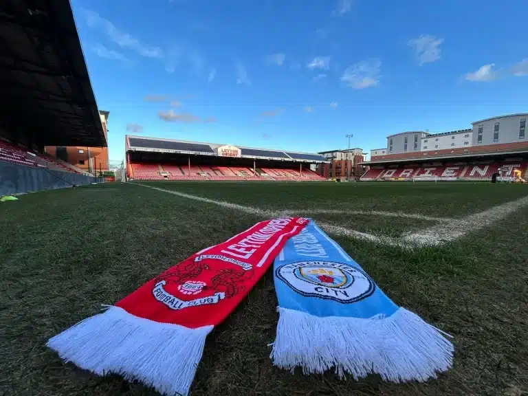 Individuelle Fanschals in nur 2 Wochen geliefert – für das Spiel Leyton Orient F.C. gegen Manchester City
